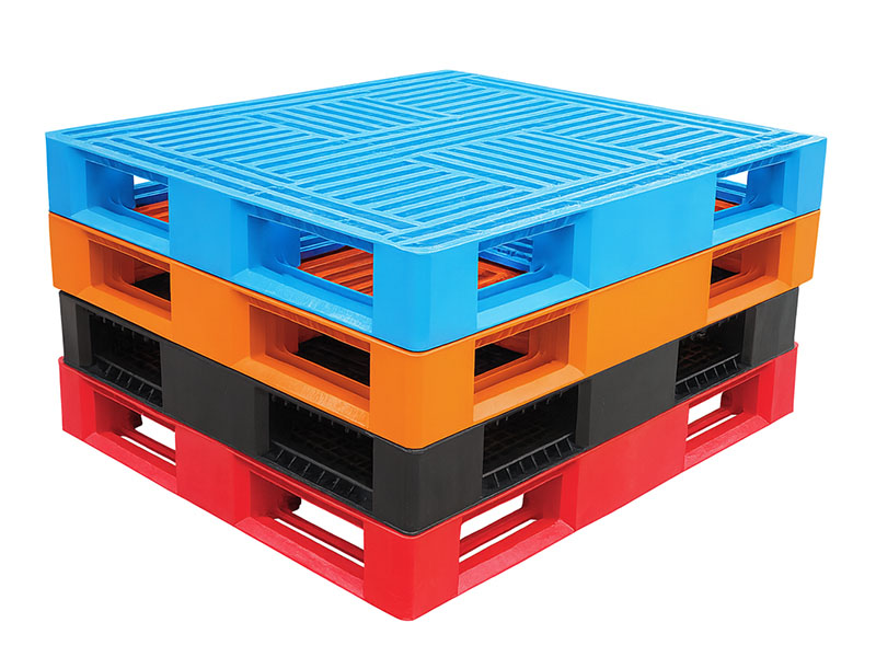 plastic pallets in different colors